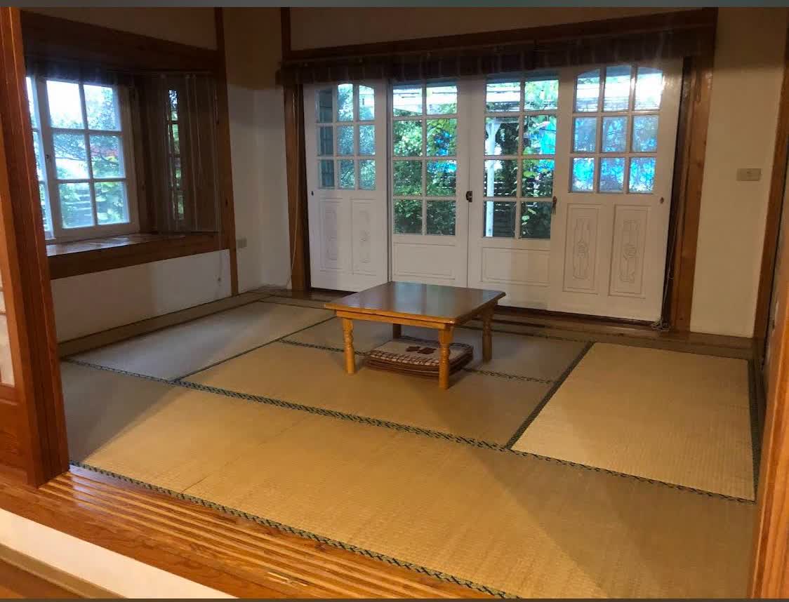 台東鹿野・純木造房子的和室上課空間，榻榻米與通往庭院的木窗